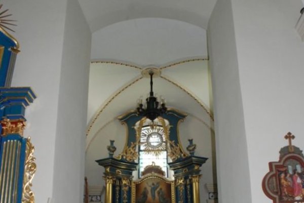 Kościół w Bielinach - Kaplice otwarte są do nawy arkadami.
