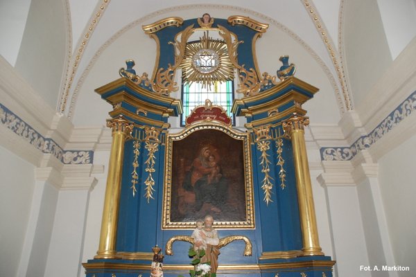 Kościół w Bielinach - Rokokowo – klasycystyczny ołtarz w kaplicy północnej.