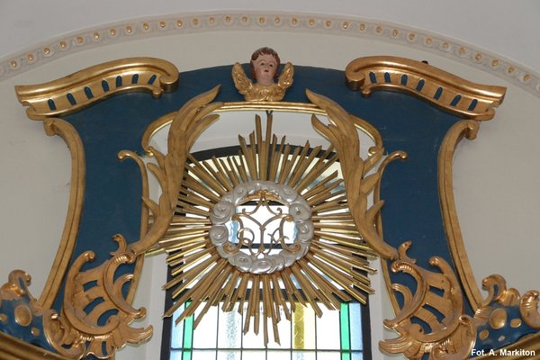 Kościół w Bielinach - Rokokowe elementy zdobiące ołtarz..