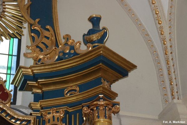 Kościół w Bielinach - Elementy dekoracyjne ołtarza: gzymsy, głowice kolumn.