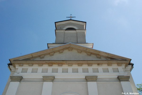 Kościół w Bielinach - Trójkątny przyczółek, nad którym umieszczono płaską wieżyczkę.