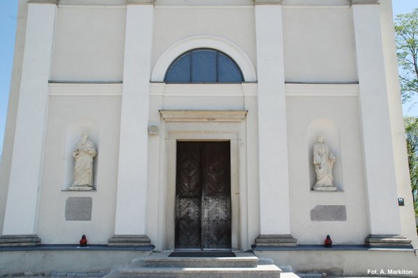 Kościół w Bielinach - Portal, a nad nim półkoliste okno doświetlające nawę.