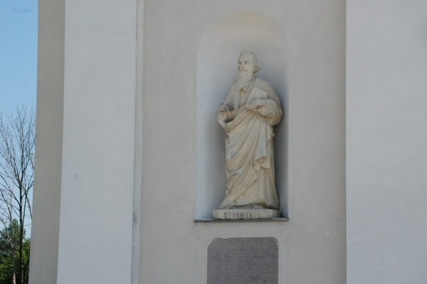 Kościół w Bielinach - Półkolista nisza z posągiem św. Pawła.