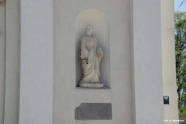 Kościół w Bielinach - Półkolista nisza z posągiem św. Piotra.