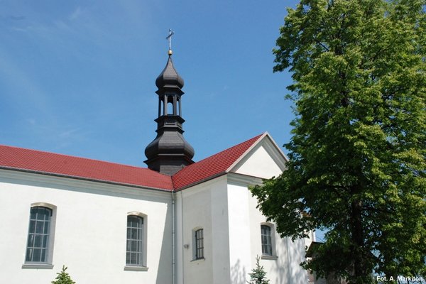 Kościół w Bielinach - Dachy nawy i kaplic są dwuspadowe.