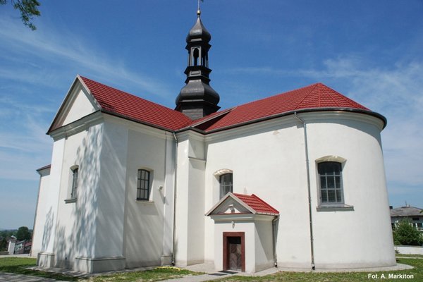 Kościół w Bielinach - Od południa  przylega do kościoła mała kruchta.