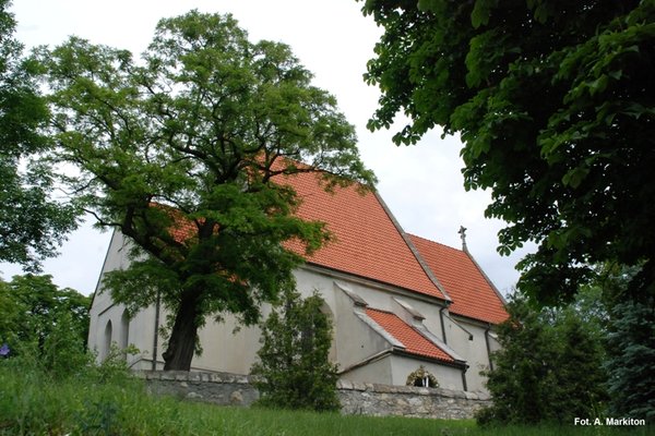 Chotel Czerwony - kościół parafialny