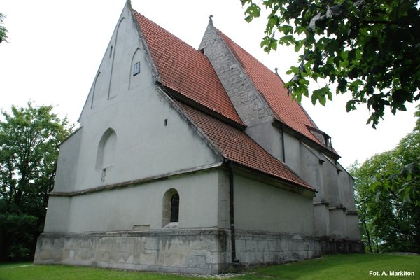 Kościół w Chotlu Czerwonym - Do prezbiterium przylega od północy zakrystia.