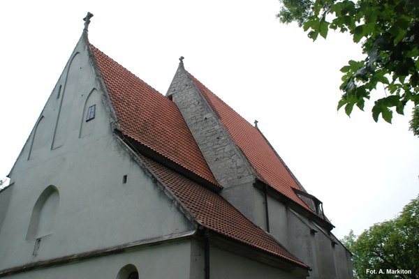 Kościół w Chotlu Czerwonym - Dach jest wysoki, stromy, pokryty czerwoną dachówką. 