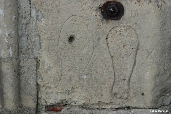Kościół w Chotlu Czerwonym - Rysunki stóp wyryte w murze kruchty południowej.