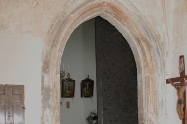 Kościół w Chotlu Czerwonym - Ostrołukowy portal wewnętrzny w kruchcie południowej.