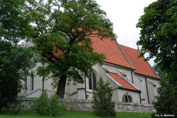 Kościół w Chotlu Czerwonym - Kościół murowany z kamienia i otynkowany.