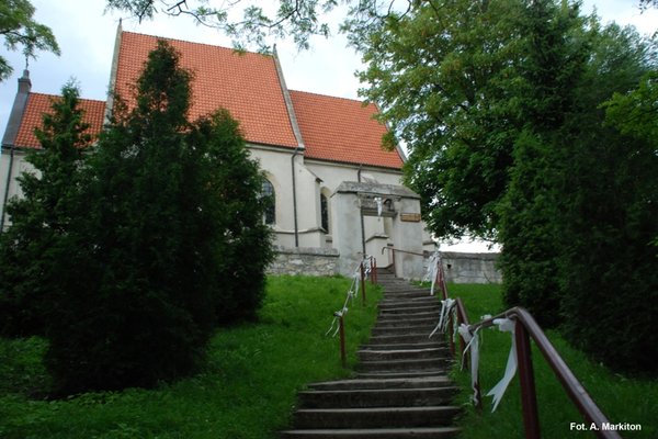 Kościół w Chotlu Czerwonym - Kościół otoczony starym murem z bramką.