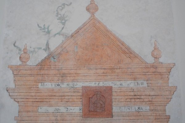 Kościół w Chotlu Czerwonym - Fragment portalu do zakrystii.