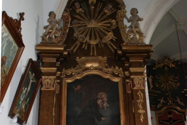Kościół w Chotlu Czerwonym - Rokokowy ołtarz boczny. 