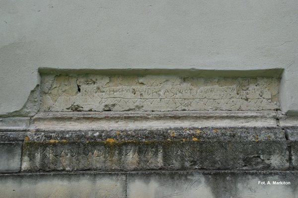 Kościół w Chotlu Czerwonym - Fragment odkrytego napisu na murze kościoła.