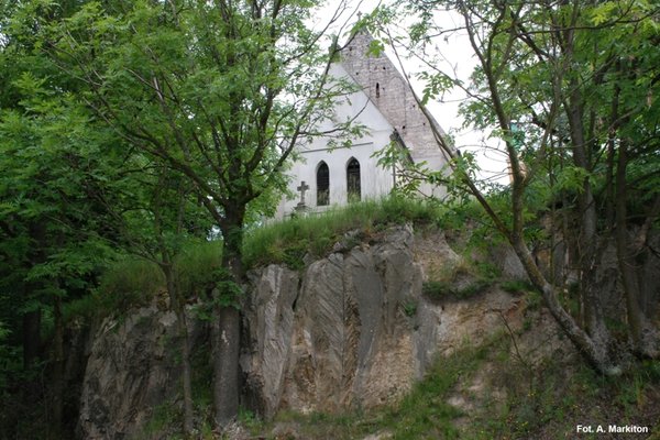 Kościół w Chotlu Czerwonym - Kościół jest położony na gipsowym wzgórzu.