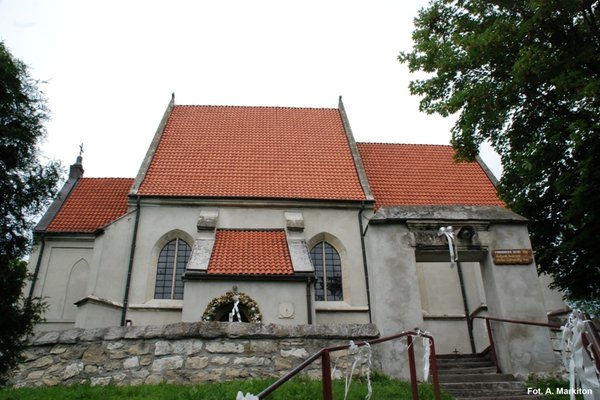 Kościół w Chotlu Czerwonym - Nawa i prezbiterium maja plan zbliżony do kwadratu. 