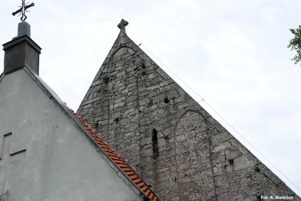 Kościół w Chotlu Czerwonym - Zachodni szczyt nawy zdobią ostrołukowe blendy.