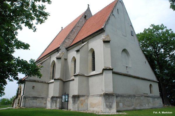 Kościół w Chotlu Czerwonym - Wschodni szczyt prezbiterium zdobią ostrołukowe blendy.