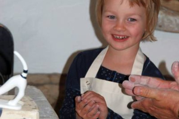 Fabryka Porcelany AS Ćmielów - Dzieci mogą wykonać figurkę. Fot. T. Warczak