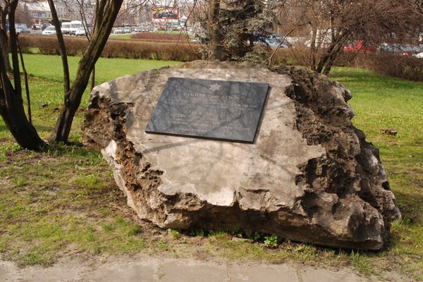 Kielce - Al. IX Wieków Kielc - Pomnik poświęcony pamięci 27 tys. Żydów, zamordowanych na terenie getta i wywiezionych z Kielc do obozów koncentracyjnych