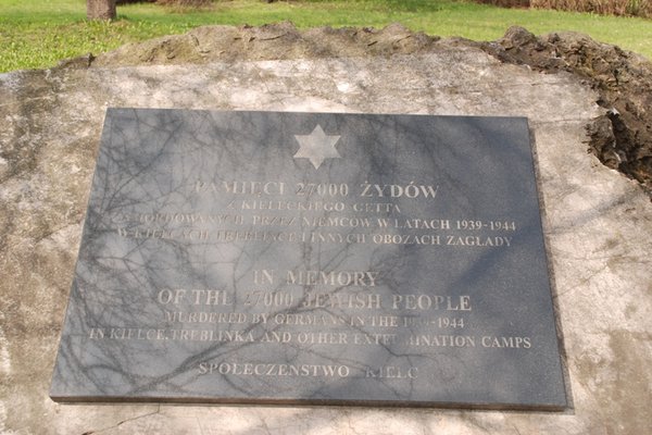 Pomnik poświęcony pamięci 27 tys. Żydów, zamordowanych na terenie getta i wywiezionych z Kielc do obozów koncentracyjnych. - Fot. A. Markiton