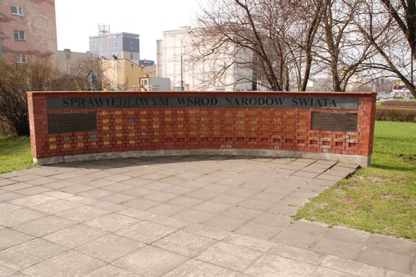 Mur Pamięci poświęcony Polakom ratującym Żydów w czasie okupacji hitlerowskiej - Fot. A. Markiton