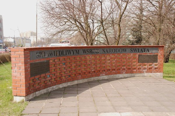 Kielce - Al. IX Wieków Kielc - Mur Pamięci poświęcony Polakom ratującym Żydów w czasie okupacji hitlerowskiej