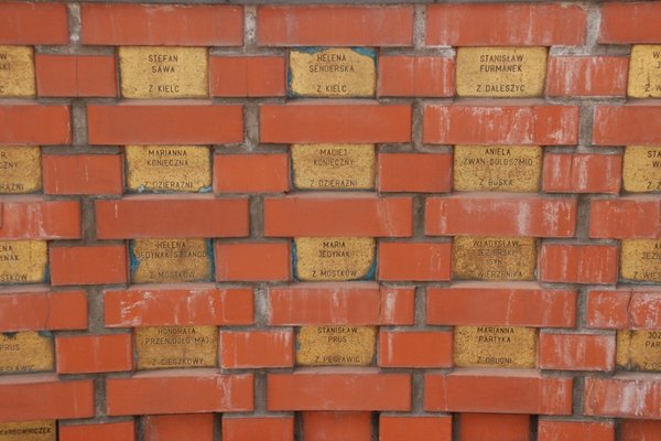 Mur Pamięci poświęcony Polakom ratującym Żydów w czasie okupacji hitlerowskiej - Fot. A. Markiton