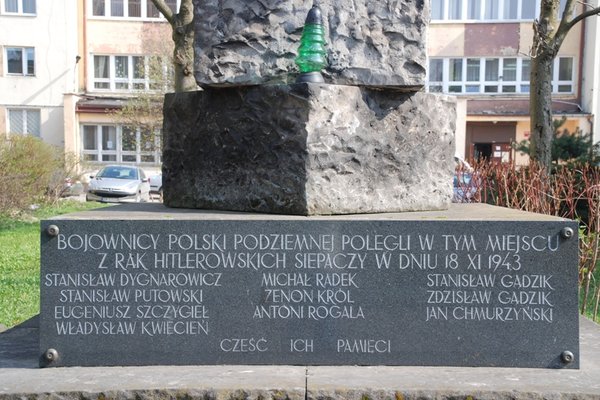 Pomnik upamiętniający publiczną egzekucję dokonaną w dniu 18 listopada 1943 r. na 10 Polakach  - Fot. A. Markiton