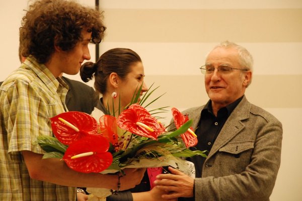Józef Gębski otrzymał kwiaty od młodzieży z LO im. H. Sawickiej - Reżyser uczęszczał w Kielcach do tego liceumFot. Barbara Jankowska-Piróg