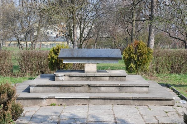 Pomnik ofiar publicznej egzekucji 10 Polaków rozstrzelanych 11 maja 1944 r. - Fot. A. Markiton