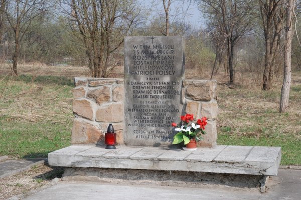 Pomnik ofiar publicznej egzekucji z dnia 25 maja 1944 r. - Fot. A. Markiton