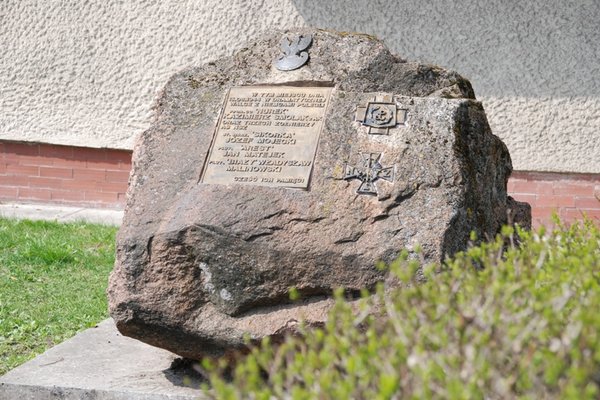 Pomnik poświęcony żołnierzom AK i NSZ poległym w dniu 15 czerwca 1944 r. w potyczce przy ul. Szydłowskiej 10 - Fot. A. Markiton