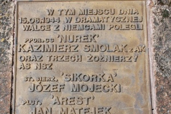 Pomnik poświęcony żołnierzom AK i NSZ poległym w dniu 15 czerwca 1944 r. w potyczce przy ul. Szydłowskiej 10 - Fot. A. Markiton