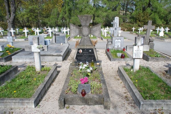 Pomnik upamiętniający fakt rozstrzelania w dniu 21 września 1944 17- letniego harcerza Szarych Szeregów Wojciecha Szczepaniaka ps. „Lwowiak - Grób na cmentarzu partyzanckimFot. A. Markiton