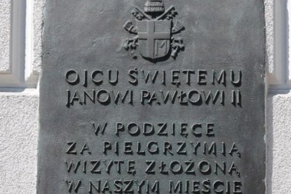 Kielce - Rynek 1 - Tablica upamiętniająca pobyt Ojca Świętego Jana Pawła II w Kielcach