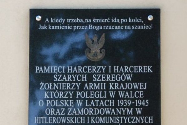 Kielce - Plac Panny Marii 3 - Tablica poświęcona pamięci harcerzy i harcerek Szarych Szeregów