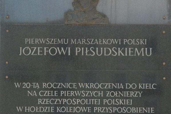 Tablica poświęcona Marszałkowi Józefowi Piłsudskiemu - Fot. A. Markiton