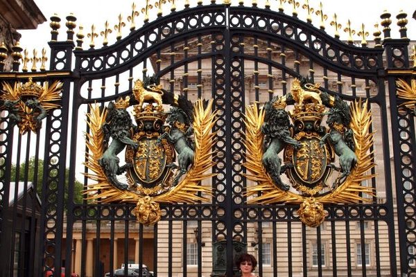 Londyn - pałac Buckingham oraz park przypałacowy - Fot. Aleksandra Kaczmarek
Brama pałacu ozdobiona królewskim herbem - lwem i jednorożcem.