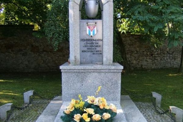 Pomnik ofiar obozów koncentracyjnych - Fot. A. Markiton