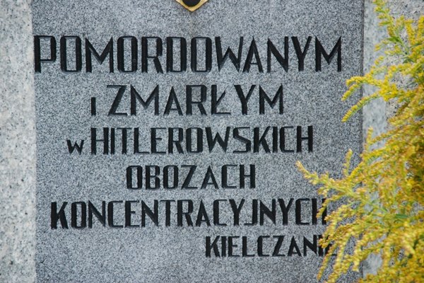 Pomnik ofiar obozów koncentracyjnych - Fot. A. Markiton