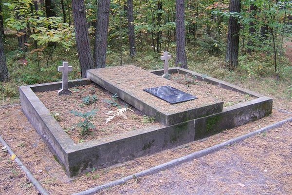 Symboliczna mogiła ziemna ofiar zamordowanych tu w latach okupacji hitlerowskiej - Fot. A. Markiton