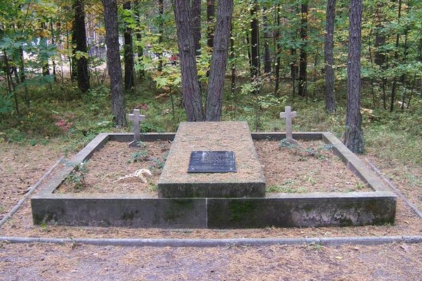 Symboliczna mogiła ziemna ofiar zamordowanych tu w latach okupacji hitlerowskiej - Fot. A. Markiton