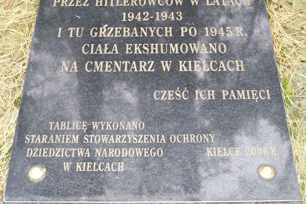 Kielce - ul. Janusza Kusocińskiego - Stadion Leśny - Symboliczna mogiła pomordowanych w latach okupacji hitlerowskiej