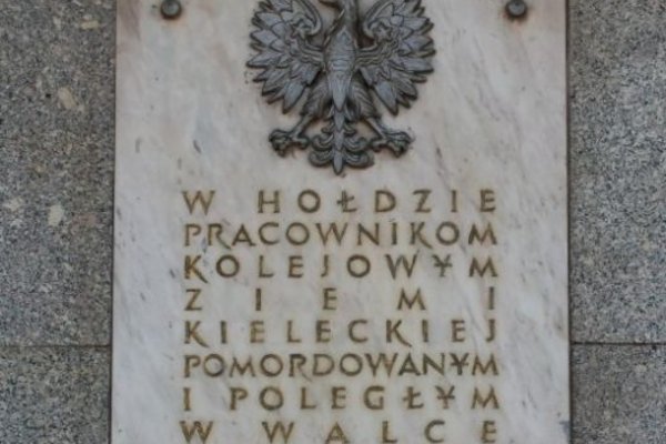 Tablica pamiątkowa kolejarzy pomordowanych i poległych w okresie okupacji hitlerowskiej - Fot. A. Markiton