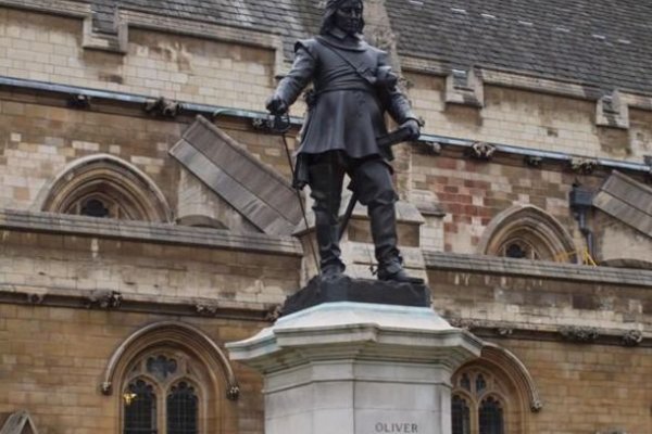 Pomnik Oliwiera Cromwella, w tle najstarsza część Parlamentu - Fot. Małgorzata Kaczmarek