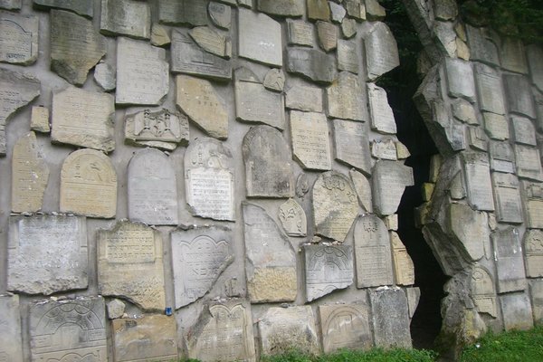Lapidarium na cmentarzu żydowskim - Wzorowany na jerozolimskiej ścianie płaczu. Fot. Edyta Ruszkowska