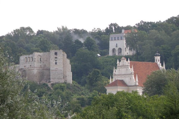 Kazimierz Dolny - Widok na zamek, dom Pruszkowskich i kościół farny od strony Wisły. Fot. Edyta Ruszkowska